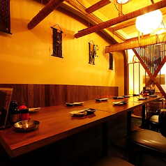 当店の2階には暖簾や格子で仕切られた大小さまざまな半個室があり、ニーズやシーンに合わせてのご案内が可能です◎5名様でご利用可能なお部屋は、お仲間同士でのお集まりのほか、余裕のあるお席を確保したい方にも適しています◎
