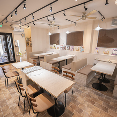 店内には、4名様掛けのテーブル席を4卓ご用意しております。ご家族やご友人とのグループ利用はもちろん、少人数でゆったりと贅沢に空間を使いたい時にもぴったり。明るく心地よい雰囲気の中、美味しいお食事や会話を心ゆくまでお楽しみいただけます。人数に合わせたお席のご案内も、お気軽にご相談ください。