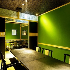 モダンな和テーブル席。