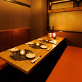 ビジネスからプライベートまで♪4～8名様用のテーブルにはベンチシートタイプのテーブル席を用意。ゆったりとしたお席は楽しいご宴会を行うには必須です。お肉、鮮魚、野菜、果物、全て今が旬の食材を使用した創作料理をお届け致します。豪華メニューが粒ぞろい【渋谷/居酒屋/宴会/飲み会/女子会】