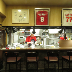 カウンター席は、厨房のすぐ目の前に位置しております。お客様がお肉の調理風景を間近でご覧いただけるようになっておりますので、味だけでなく目でもお楽しみいただけるお席となっております☆当店メンバーの繊細な手さばきや調理過程をお楽しみいただけるので是非ご利用ください♪