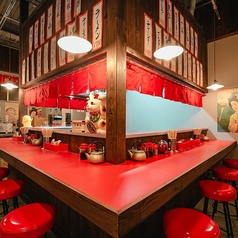 お一人様でも気兼ねなくご利用いただけるカウンター席をご用意しております！レトロで活気のある雰囲気の中、目の前で調理される様子を眺めることができる特等席です。デートや友人との食事はもちろん、仕事帰りのサク飯にも◎