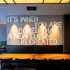 『1名~12名様向けチュルギダテーブル席』当店の落ち着いた雰囲気のテーブル席で、特別な時間を。目の前で調理される本格的な韓国料理をご堪能。大人数での宴会も、最大70名様までのご利用が可能です。ゆったりとした空間で、皆様の大切なひとときをより思い出深いものにするサポートをさせていただきます。