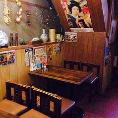 1階のテーブル席は古民家風で、カジュアルにご利用いただける雰囲気です。ご同僚とのランチタイムでのご利用や、お仕事帰りの一杯にもオススメ。こちらは6名様がお掛けになれるテーブル席となりますので、広くお使いいただけます◎