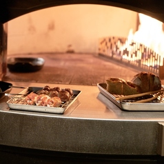 窯で焼き上げる料理を熱々でお席までお届します。