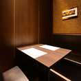 2名様用の個室を完備しております。プライベートな空間で、親しい方との食事や大切な会話を楽しむのに最適です。凛とした雰囲気が漂う洗練された個室では、特別な時間を心ゆくまでお楽しみいただけます。オフィシャルな会合や海外ゲストを招く際にもご利用ください。