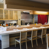 職人の技を間近に見られるL字カウンター完備