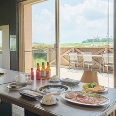 食べ盛りのお子様や学生さんも大満足！ボリュームが自慢のお肉盛り、新鮮な地元野菜をご用意。しっとりふっくら焼きあがる阿蘇溶岩プレートを使用したこだわりのBBQ。炭火と違い、余分な油も溶岩が吸い取るのでヘルシーな仕上がりに。会場はレストラン併設の屋内BBQコートのため、雨の心配もございません。