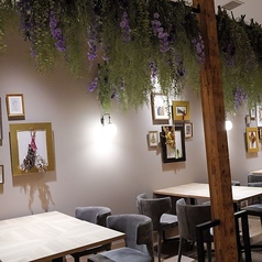 店内は南仏をイメージした華やかでナチュラルな内装。