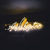 店内カウンターにインスタ映えする当店の看板がございます。ネオン看板バックに是非お写真をお取りください！