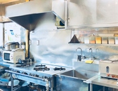 アジ庵ガンジーのお店は全店舗、清潔なオープンキッチン♪お客様の美味しい笑顔を励みに腕をふるう厨房のシェフ達とお客様との距離を、できるだけ近くにという思いでオープンキッチンの作りに。毎日磨き上げている清潔で安心な厨房は自慢のひとつ。