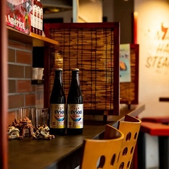 【カウンター席（4名様まで）】デートに最適♪3次会、4次会も！火～日は深夜営業中。仕切りがあり、隣とのお席の距離も確保されているため、周りを気にせずお食事をゆっくりとお楽しみいただけます。デートなど2名様での利用時に、ご指定いただけるおすすめのお席です◎