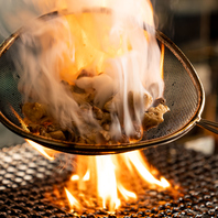 香ばしさと旨味を引き出す名物・鶏の黒焼き