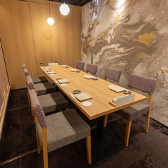 【テーブル席：8名様までご利用可能】和モダンでオシャレな雰囲気の個室で女子会やお食事会をお楽しみいただけます。