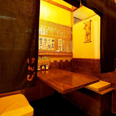 当店の2階には暖簾や格子で仕切られた大小さまざまな半個室があり、ニーズやシーンに合わせてのご案内が可能です◎6名様でご利用可能なお部屋は、お友達同士での女子会や、コミュニティでのお集まりなどにピッタリの空間です！