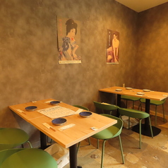 テーブルを離すことができるので、2名様用のお席もございます！会社終わりや友達同士、デートなどで軽く一杯…。様々なシーンに合わせた使い方ができます♪生ビール付き単品飲み放題120分コースは色々な料理を仲間とシェアしながら飲み放題を楽しめます◎当日予約もOKですので気軽にご来店くださいませ！