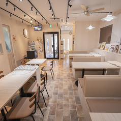 店内には、2名様掛けのテーブル席を2卓ご用意しております。デートやご友人との水入らずのカフェタイム、お一人様でのんびり過ごすひと時に最適な、落ち着くコンパクトなサイズ感です。愛犬と寄り添いながら、誰にも邪魔されない穏やかな時間を満喫できます。