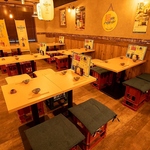 広々とした店内には、人数に合わせてレイアウト自由自在なテーブル席を完備！最大46名様まで貸切も◎