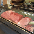 カウンターの前にあるショウケースに入った肉片は迫力満点！！