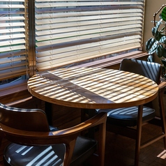 2名テーブル席。柔らかい日差しが差し込む窓際のお席もございます。