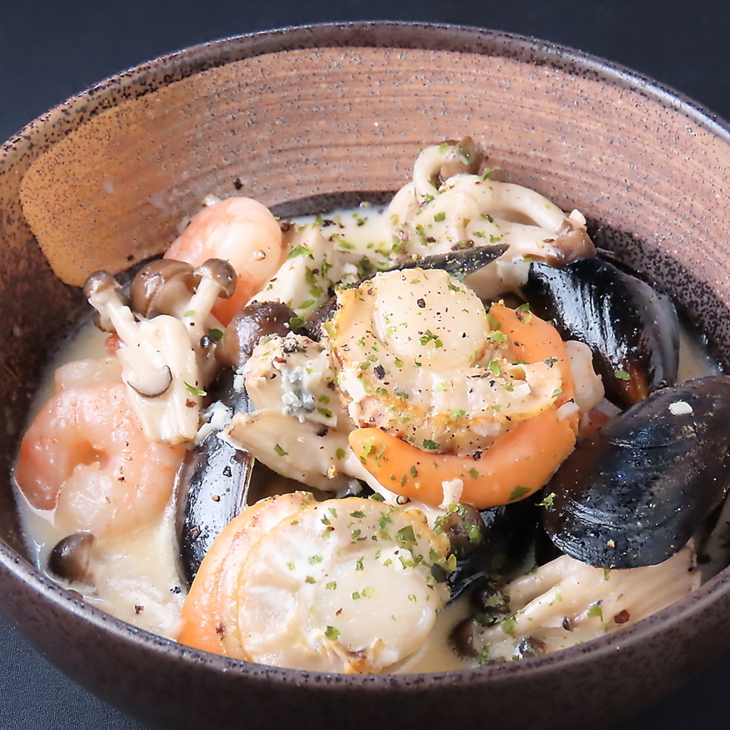 新鮮な海老やムール貝を使用したお料理。焼肉をはじめとする肉料理～海鮮料理まで！