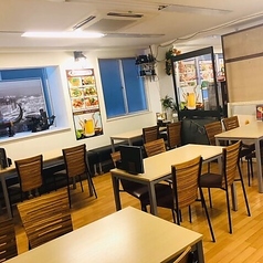 落ち着いた雰囲気の中でお食事を楽しめる広々とした席をご用意しております。お子様連れのお客様も安心してご利用いただけるため、ママ友とのランチや女子会にも最適です。ゆったりとした空間で、楽しいひとときをお過ごしください。