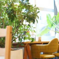 2名掛けのテーブル席が4席あります。