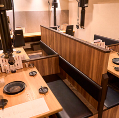 【1階】2名様から最大4名様でご利用可能なテーブル席を4卓ご用意しております。