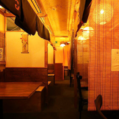 当店の2階には暖簾や格子で仕切られた大小さまざまな半個室があり、ニーズやシーンに合わせてのご案内が可能です◎4名様でご利用可能なお部屋は、少人数のグループでのちょっとした飲み会などに気軽にお使いいただけるお席です♪