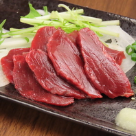 【熊本県産の馬刺しは必食の美味しさ！】