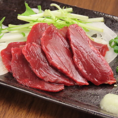 【熊本県産の馬刺しは必食の美味しさ！】