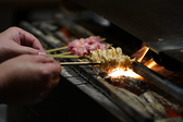 超高火力で焼き上げる一串の美味しさにこだわっています。季節ごとに変わるおまかせコースは、目と舌で季節を感じながらお楽しみいただけます。旬の焼き鶏や一品料理など多彩なメニューをご用意。コース以外にも豊富なメニューがございます。是非、当店のこだわりの焼き鳥をお楽しみください。