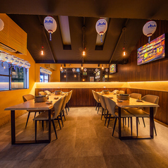 和の雰囲気を感じるテーブル席が魅力的。宴会におすすめのゆったりとした空間で、心地よい時間をお楽しみいただけます◎