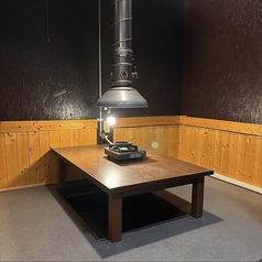 リラックスのできる掘りごたつの個室を1部屋ご用意しています。。ご家族でのお食事や親しいご友人同士でのぜひ、ご利用ください。当店自慢のジンギスカンとお酒を取り揃えて、お客様の楽しいひと時をおもてなし致します。