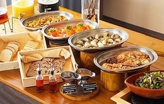 旬野菜を使った手作り前菜やパンなど◎充実のビュッフェ