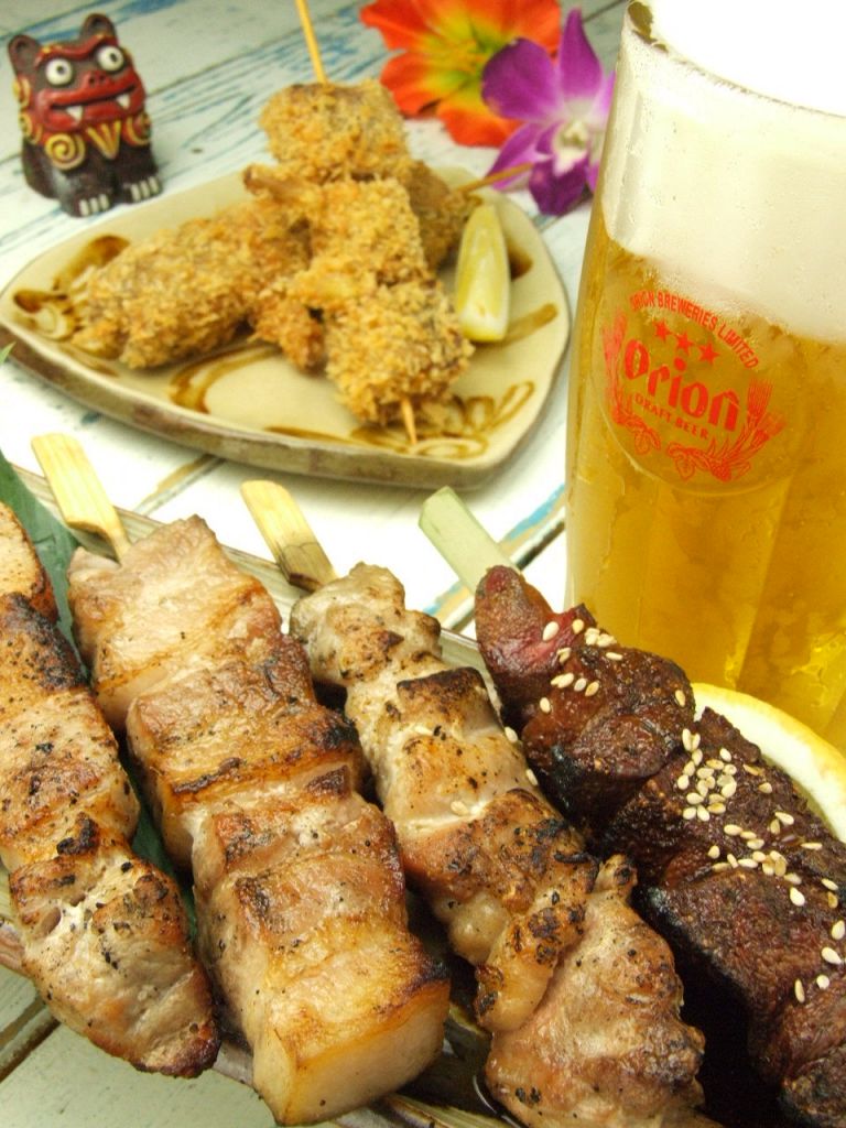 『炭火焼始めました！』沖縄直送の幻のあぐ～豚ややんばる地鶏の串焼きは絶品！各種250円～