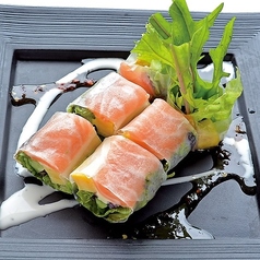 サーモンクリームチーズ生春巻きの写真