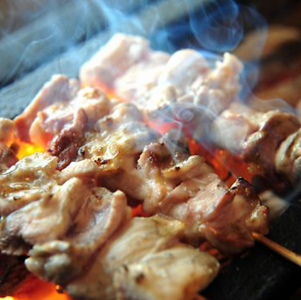 備長炭で焼き上げる比内地鶏。絶妙な火入れで、外は香ばしく中はジューシーな旨味が溢れ出します。