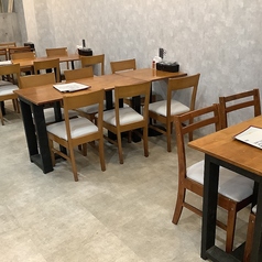 4人掛け2席　6人掛け2席ございます