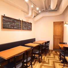 店内は2名様テーブルと4名様テーブルのご用意がございます。人数に応じてお席の移動ができますので、人数などお気軽にお問合せください♪