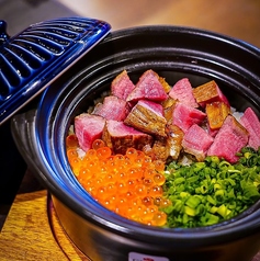 赤牛とイクラの土鍋ご飯の写真