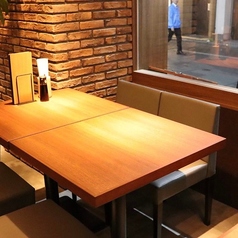 旬の食材を使った逸品料理と旨い酒をゆっくりとお楽しみ頂けます。温かな印象の間接照明があり、宴会や合コン、デート等にも最適なゆったり寛ぎ頂ける店内です。しっぽりとゆっくり語らいながら過ごすのも◎何かご希望がございましたら、お気軽にお声掛けくださいませ♪