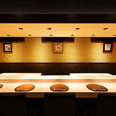 おひとり様から少人数のご利用にぴったりなカウンター席があります。お鮨や食材、選りすぐりの地酒について丁寧にご説明し、落ち着いた雰囲気の中で江戸前鮨の魅力をお伝えします。目の前で握る鮨を堪能しながら、心温まる会話をお楽しみください。