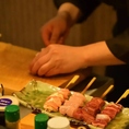 滋養鶏の希少部位を丁寧に串打ち。職人の手技をご堪能ください。