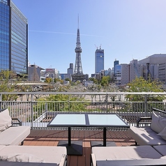 【2F】　テラス席　　目の前にはテレビ塔。　昼間は青空/夜は夜景をお楽しみいただけます。