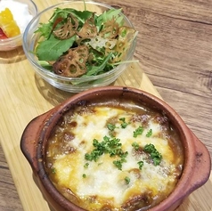 【カフェタイム限定≪14時~≫】焼き牛すじカレー(サラダ、ミニデザート付)