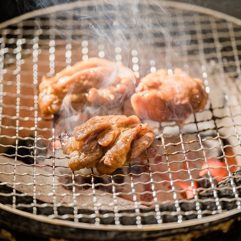 特製タレに付け炭火でじっくり焼き上げた歯応え抜群の地鶏をぜひご賞味ください！