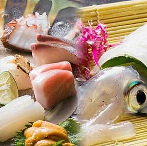 名物イカ活造りや高級魚あらを全席個室で堪能。大切な接待や大人数での宴会に。