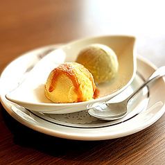 Combination of 2 kinds of ice cream