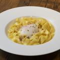 料理メニュー写真 温玉のせカルボナーラ